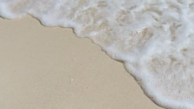 Okyanus dalgaları beyaz kumsala çarpıyor. Tropikal yaz deniz sahilinin güzel doğal manzarası..