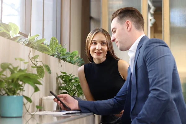 Compañero Feliz Hablando Mientras Está Sentado Vestíbulo Oficina Moderna Cafetería — Foto de Stock