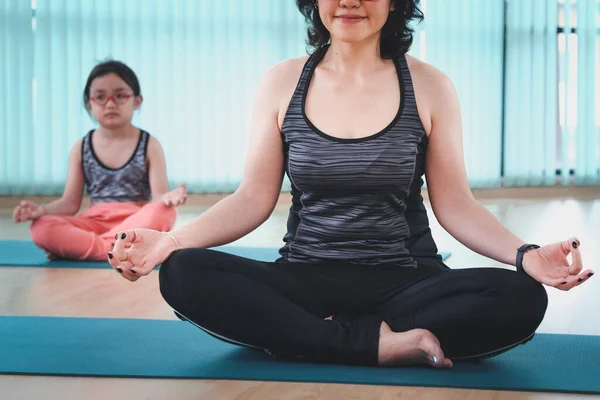 Mutter Und Tochter Machen Gemeinsam Yoga Indoor Studio Sportliche Familie — Stockfoto