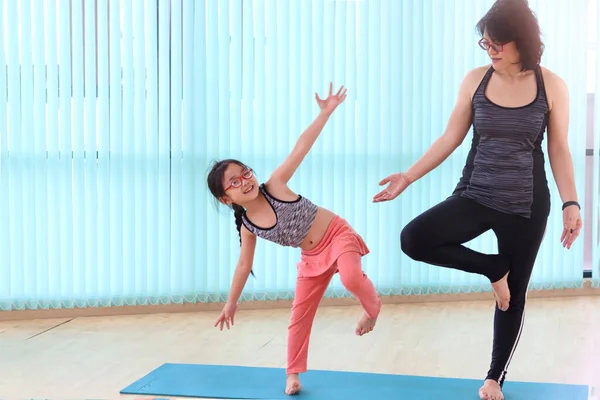 Mutter Und Tochter Machen Gemeinsam Yoga Indoor Studio Die Sportliche — Stockfoto