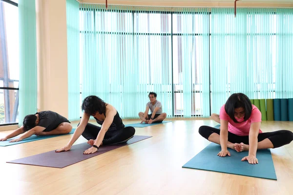 Yoga Übungs Kurs Gruppe Von Sportlern Die Yoga Unterricht Indoor — Stockfoto