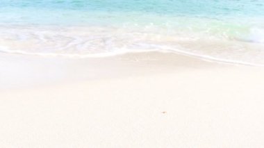 Okyanus dalgaları beyaz kumsala çarpıyor. Tropikal yaz deniz sahilinin güzel doğal manzarası..