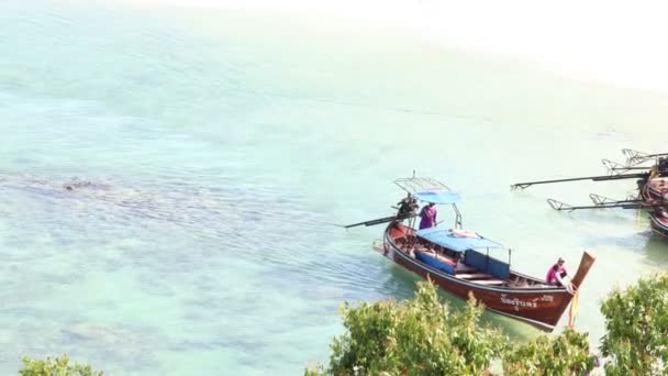 Tradicional Cruzamento Barco Cauda Longa Mar Azul Barco Navegando Para — Vídeo de Stock