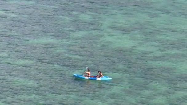 Turistas Caiaque Águas Cristalinas Turquesa Oceano Barco Caiaque Navegando Para — Vídeo de Stock