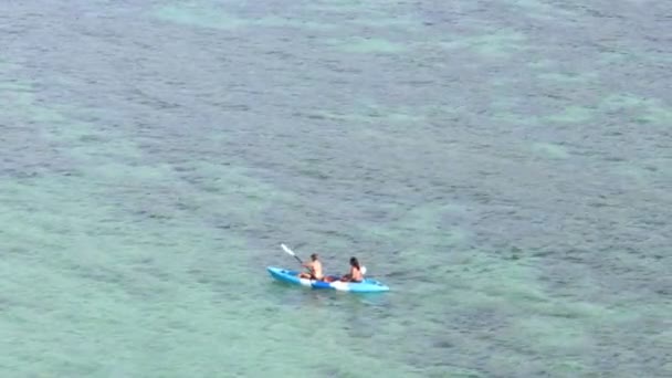 Turistas Caiaque Águas Cristalinas Turquesa Oceano Barco Caiaque Navegando Para — Vídeo de Stock