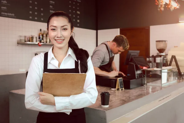 Giovane Bella Donna Asiatica Sorridente Barista Con Menu Davanti Bancone — Foto Stock