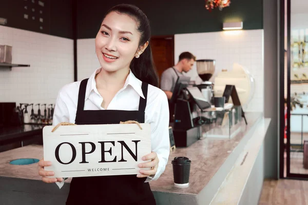 Giovane Bella Donna Asiatica Barista Tenendo Aperto Segno Largo Ristorante — Foto Stock