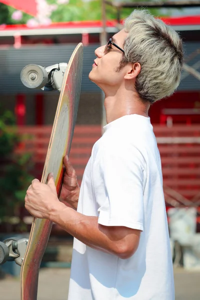 Giovane Uomo Asiatico Indossa Occhiali Sole Tenendo Surf Skate Board — Foto Stock