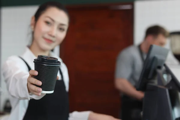 Молодая Красивая Азиатка Бариста Фартуке Подает Камеру Одноразовые Кофейные Чашки — стоковое фото