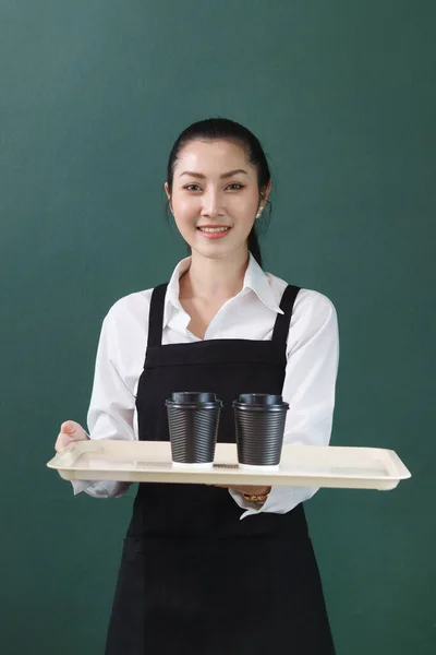 Retrato Una Joven Hermosa Barista Asiática Con Delantal Bandeja Papel — Foto de Stock