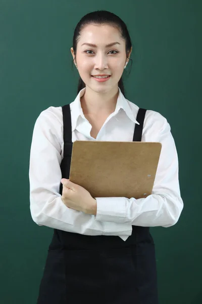 Retrato Joven Hermosa Barista Asiática Usando Delantal Menú Celebración Taza — Foto de Stock