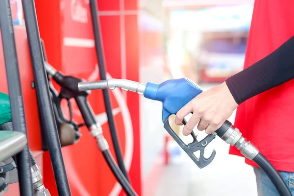 Asistente Gasolinera Uniforme Rojo Sosteniendo Una Boquilla Bomba Gasolina Contra — Foto de Stock