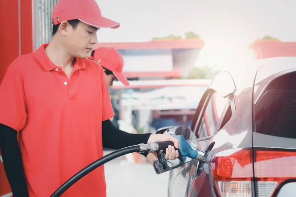 Asistente Gasolinera Uniforme Rojo Sosteniendo Una Boquilla Bomba Gasolina Contra — Foto de Stock