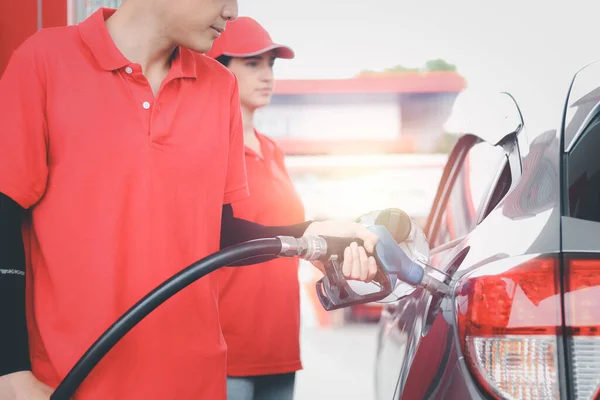 Asistente Gasolinera Uniforme Rojo Sosteniendo Una Boquilla Bomba Gasolina Contra — Foto de Stock