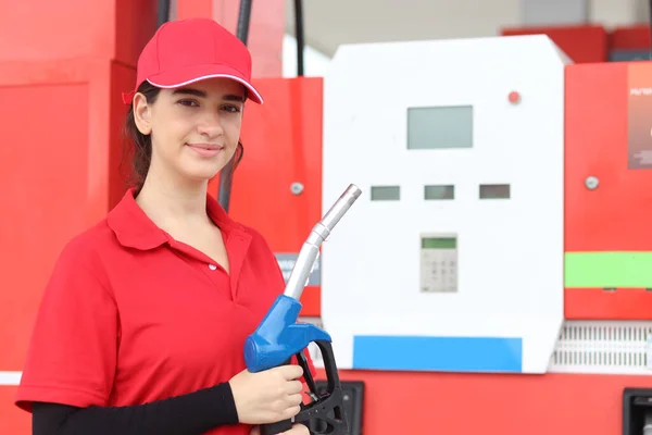 Retrato Feliz Sonriente Hermosa Mujer Asistente Gasolinera Uniforme Rojo Sosteniendo —  Fotos de Stock