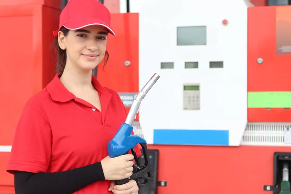 Retrato Feliz Sonriente Hermosa Mujer Asistente Gasolinera Uniforme Rojo Sosteniendo — Foto de Stock