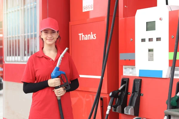 Retrato Feliz Sonriente Hermosa Mujer Asistente Gasolinera Uniforme Rojo Sosteniendo —  Fotos de Stock
