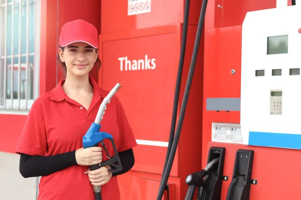Retrato Feliz Sonriente Hermosa Mujer Asistente Gasolinera Uniforme Rojo Sosteniendo — Foto de Stock
