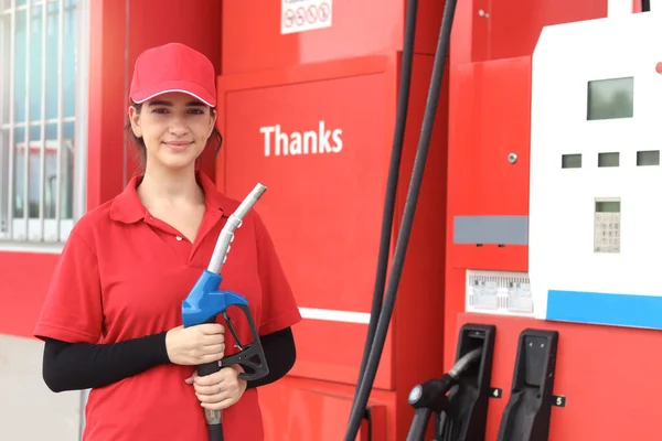 Retrato Feliz Sonriente Hermosa Mujer Asistente Gasolinera Uniforme Rojo Sosteniendo —  Fotos de Stock