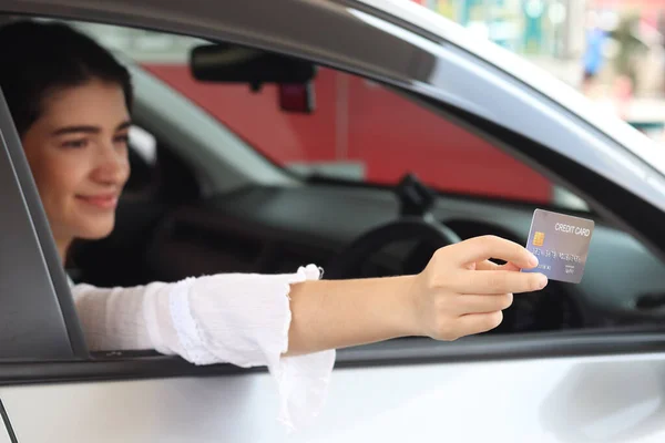 Cliente Mulher Segurando Cartão Crédito Mock Para Pagamento Posto Gasolina — Fotografia de Stock