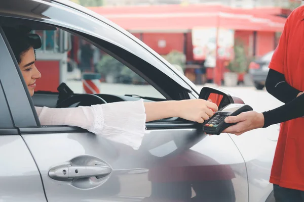 Mulher Cliente Segurando Cartão Crédito Mock Para Pagamento Posto Gasolina — Fotografia de Stock