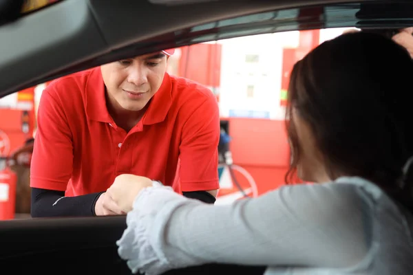 Jovem Assistente Asiático Posto Gasolina Uniforme Vermelho Fora Janela Carro — Fotografia de Stock