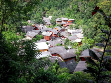 Mae Kampong: Tayland 'ın kuzeyindeki Chiang Mai eyaletindeki dağda yer alan ünlü turistik eğlence köyü