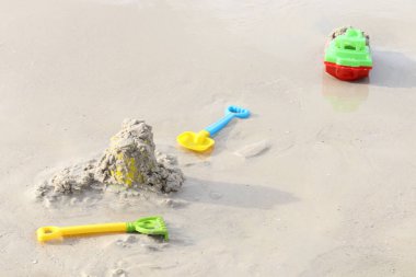 Yazın tropikal kumsalda oynamak için çocuk plaj oyuncakları. 