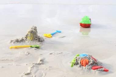 Yazın tropikal kumsalda oynamak için çocuk plaj oyuncakları. 