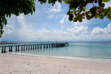Koh Samed Adası manzarası, tropikal yaz kumsalının güzel doğal manzarası mavi deniz ve bulutlu mavi, ahşap köprü deniz üzerinde ilerliyor..