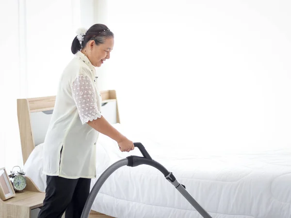 Happy Smiling Asian Senior Woman Housewife Acuuming Floor Bedroom Vacuum — стоковое фото
