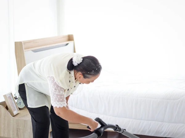 Happy Smiling Asian Senior Woman Housewife Acuuming Floor Bedroom Vacuum — стоковое фото