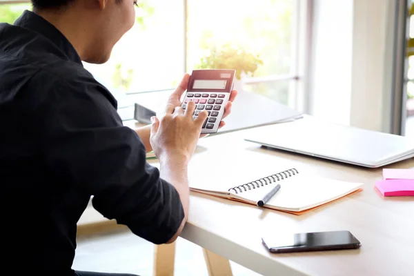 Empresário Contador Jovem Asiático Segurando Calculadora Para Calcular Dados Financeiros — Fotografia de Stock