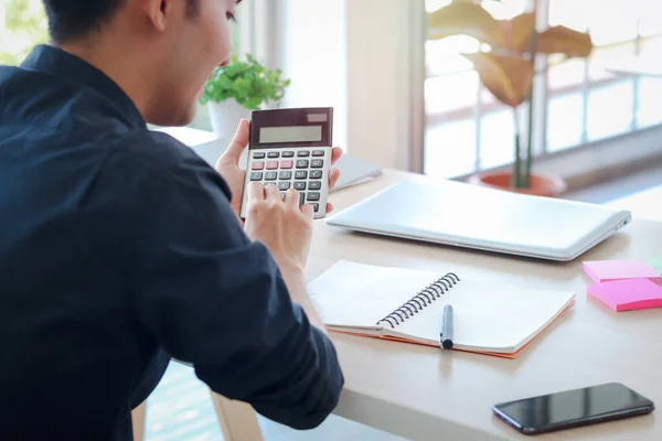 Empresário Contador Jovem Asiático Segurando Calculadora Para Calcular Dados Financeiros — Fotografia de Stock