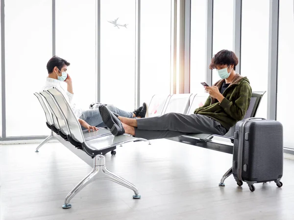Asiatiska Unga Turist Män Bär Ansiktsmask Hålla Sittande Avstånd Från — Stockfoto