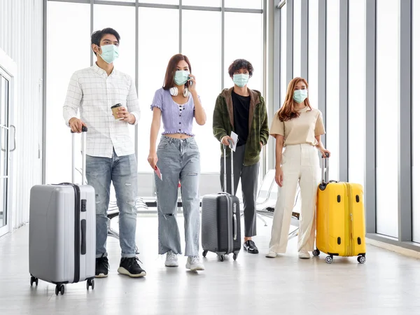 Koronavirüs Enfeksiyonunu Önlemek Için Maske Takan Asyalı Genç Turist Grubu — Stok fotoğraf