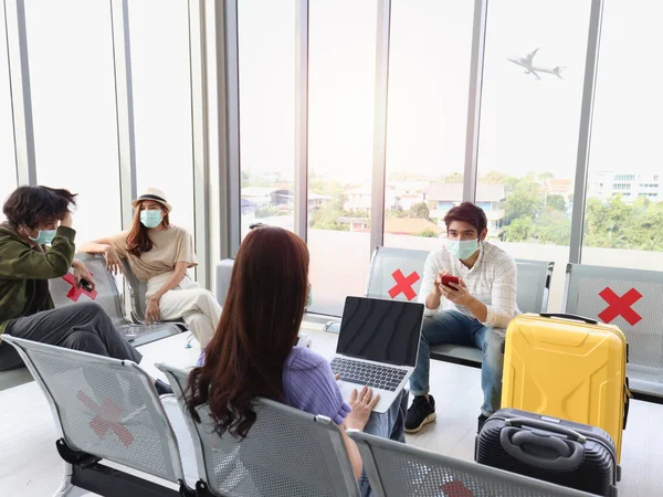 Asiatiska Unga Turister Bär Ansiktsmask Hålla Sittande Avstånd Från Varandra — Stockfoto