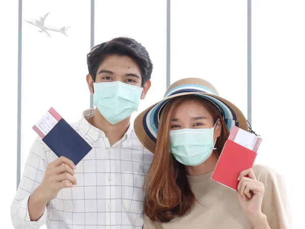 Koronavirüs Enfeksiyonunu Önlemek Için Yüz Maskesi Takan Asyalı Genç Turist — Stok fotoğraf