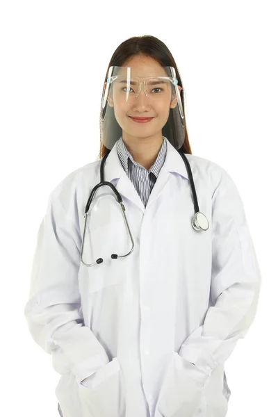 笑顔若い美しいアジアの女性医師の肖像画でラボコートに聴診器を身に着けている顔の盾 白い背景に孤立立って — ストック写真