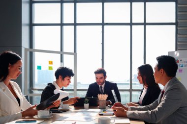 İş projesi hakkında tartışan beş iş adamı sabah toplantı masasında, işyerindeki insanlar....    