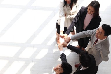 İş adamı ve kadının el ele tutuşması genel bakış açısı, iş ortaklığı meslektaşlarının güçlü takım çalışması, birlik ve takım çalışması olarak el ele tutuşması, el ele destek kavramına katılması.. 