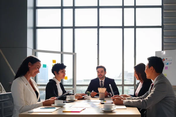 Cinco Empresários Que Têm Discussão Sobre Trabalho Projeto Negócios Mesa — Fotografia de Stock
