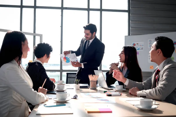 Logro Exitoso Joven Empresario Inteligente Que Comparte Experiencia Éxito Dar — Foto de Stock