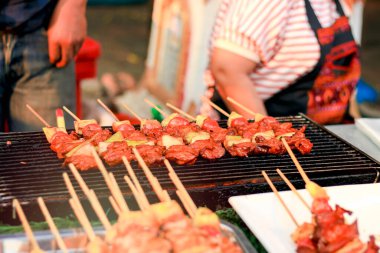 Izgara et, geleneksel Tayland usulü mangal sokak yemekleri, egzotik yemekler.  