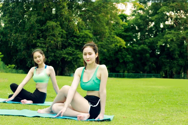 Zwei Hübsche Asiatische Teenager Frauen Praktizieren Yoga Garten Der Natur — Stockfoto