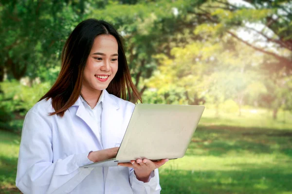 Científico Haciendo Experimento Ciencia Rodear Jardín Verde Parque Natural Joven — Foto de Stock