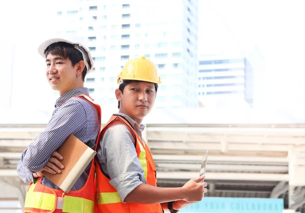 Портрет Двух Умных Молодых Азиатских Мужчин Инженеров Бронежилете Шлеме Конфиденциальный — стоковое фото