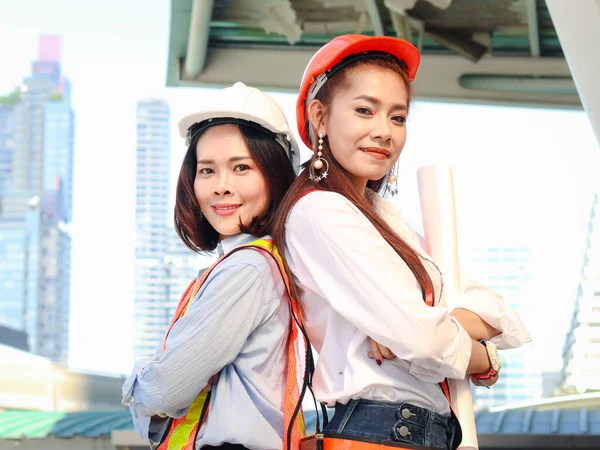 Πορτρέτο Των Δύο Χαμογελαστών Νεαρών Όμορφη Ασιάτισσα Μηχανικός Εργαζομένων Φορώντας — Φωτογραφία Αρχείου
