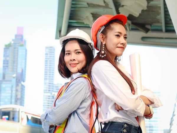 Πορτρέτο Των Δύο Χαμογελαστών Νεαρών Όμορφη Ασιάτισσα Μηχανικός Εργαζομένων Φορώντας — Φωτογραφία Αρχείου