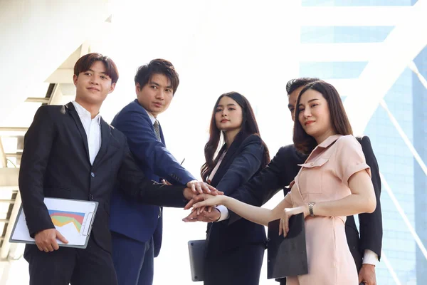 Groep Van Vijf Jonge Aziatische Zakenmensen Steken Handen Ineen Kantoor — Stockfoto